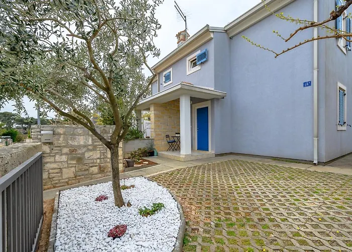 Tramontana Near The In - Umag Apartmán Bašanija